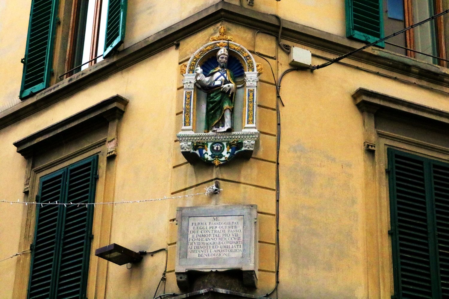 From a place of worship  to a form of street art  - The tabernacles in Florence